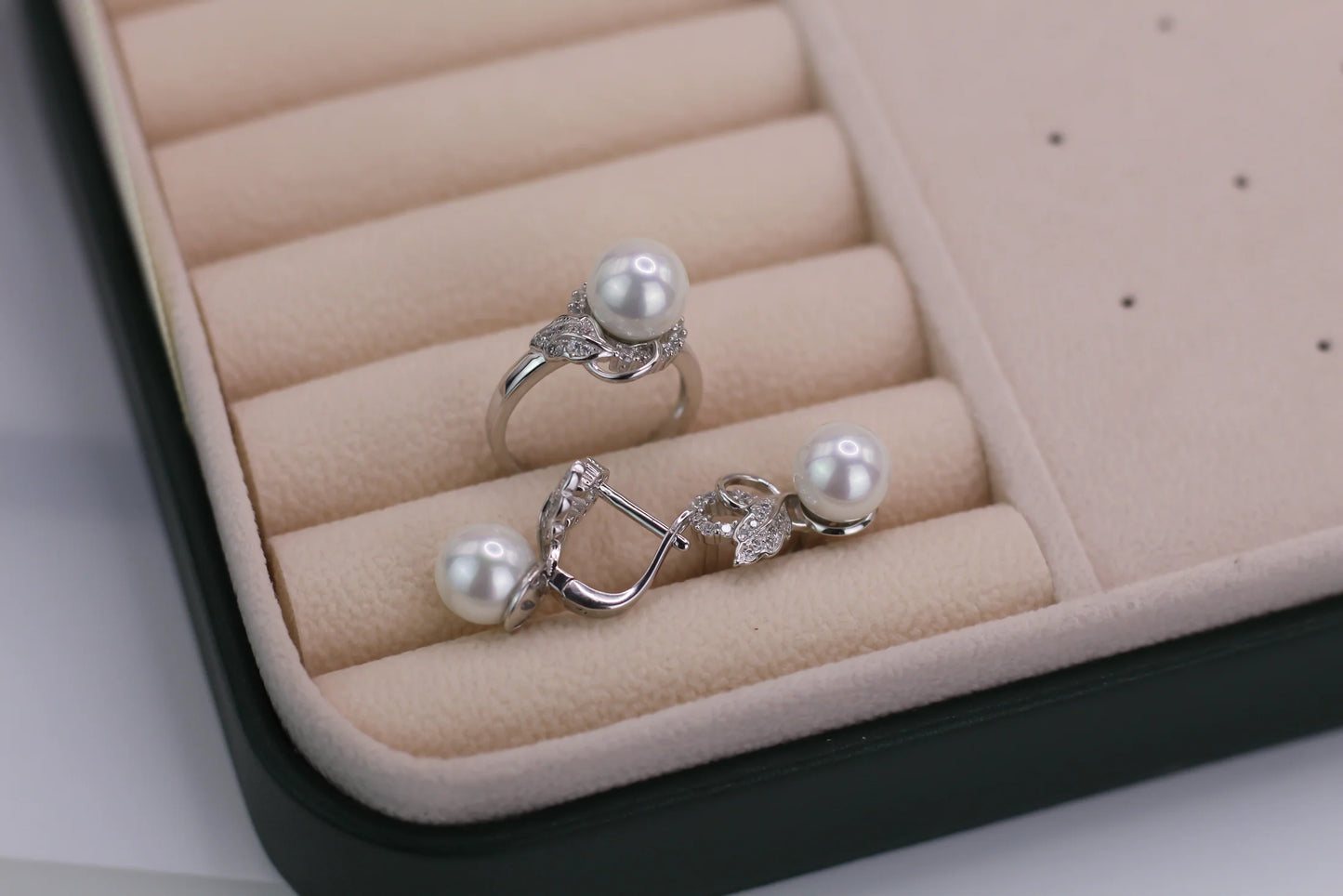 Silver Set White Pearl with petals