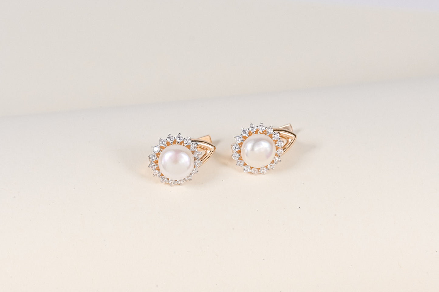 Earrings with White Pearl